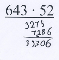 Schriftliche Rechnung der Aufgabe „643 mal 52“ von Marleen. Unter der Aufgabe steht „3215“, versetzt darunter „1286“. Darunter ein Strich und stellengerecht das Ergebnis „33706“.