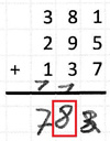 Schülerlösung: Schriftliche Rechnung der Aufgabe „381 plus 295 plus 137 = 788“. Übertrag bei den Zehnern und Hundertern. Die mittlere 8 von 788 wurde rot markiert.