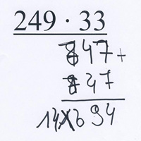 Schriftliche Rechnung der Aufgabe „249 mal 33“ von Chantal. Darunter: „747 plus 747“. Ergebnis: „14694“.