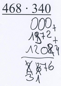 Schriftliche Rechnung der Aufgabe „468 mal 340“ von Bea. Darunter „000 plus 1972 plus 12024 = 3176“. Die Ziffern stehen dabei nicht stellengerecht untereinander und wurden teilweise durchgestrichen.