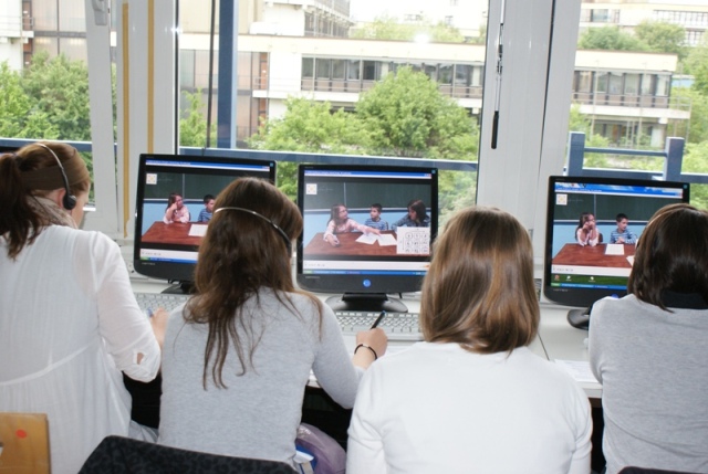 Fotos von Studierenden, die vor mehreren Bildschirmen sitzen und sich Lernsituationen von Kindern anschauen.
