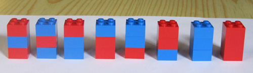 Foto von 8 dreistöckigen Duplotürmen mit blauen und roten Steinen.