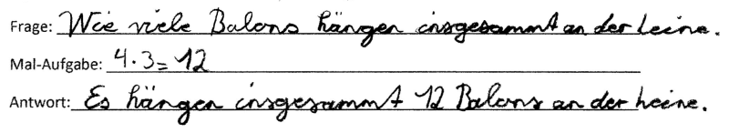 Schülerdokument: Frage: „Wie viele Ballons hängen insgesamt an der Leine.“ Mal-Aufgabe: „4 mal 3 = 12“. Antwort: „Es hängen insgesamt 12 Ballons an der Leine.“ (Rechtschreibung angepasst)