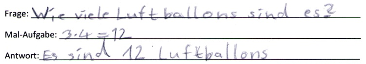 Schülerdokument: Frage: „Wie viele Luftballons sind es?“ Mal-Aufgabe: „3 mal 4 = 12“. Antwort: „Es sind 12 Luftballons.“
