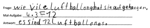 Schülerdokument: Frage: „Wie viele Luftballons hat sie aufgehangen ?“. Mal-Aufgabe: „4 mal 3 = 12“. Antwort: „Es sind 12 Luftballons.“ (Rechtschreibung angepasst)