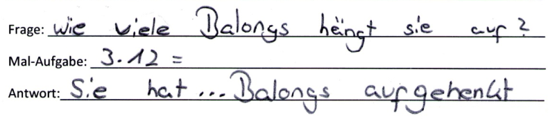 Schülerdokument: Frage: „Wie viele Ballons hängt sie auf?“. Mal-Aufgabe: „3 mal 12 =“. Antwort: „Sie hat … Ballons aufgehangen.“ (Rechtschreibung angepasst)