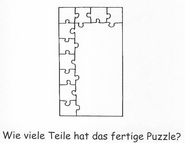 Abbildung eines Rechtecks, welches vertikal mit einer Reihe aus 7 Puzzleteilen und horizontal mit einer Reihe aus 4 Puzzleteilen ausgelegt ist. Darunter: „Wie viele Teile hat das fertige Puzzle?“