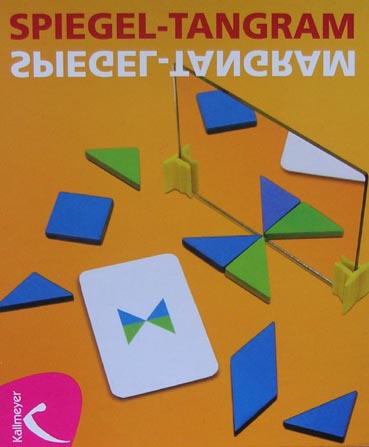 Deckblatt des Spiels „Spiegel-Tangram“. Darauf abgebildet eine Spielkarte mit einer achsensymmetrischen Figur. Daneben ein Spiegel mit den entsprechenden Formen davor, sodass  durch die Spiegelung die Figur auf der Karte entsteht.