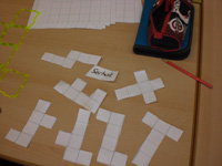 Schülerlösung von Serhat: 6 ausgeschnittene Formen: 6 Quadrate in T-Form. 6 Quadrate in Kreuzform. 4 Quadrate senkrecht untereinander, ganz oben ein Quadrat links und ganz unten ein Quadrat rechts. Usw. 
