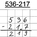 Schülerlösung von Frederieke: Schriftliche Rechnung der Aufgabe „536 minus 217“. „536 minus 217 = 219“. Die Ziffern stehen stellengerecht untereinander. In der Spalte der Zehner steht eine kleine 1 über dem Strich.