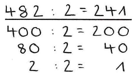 Halbschriftliche Rechnung der Aufgabe „482 geteilt durch 2“: „400 geteilt durch 2 = 200. 80 geteilt durch 2 = 40. 2 geteilt durch 2 = 1. 482 geteilt durch 2 = 241“.