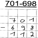 Schriftliche Rechnung der Aufgabe „701 minus 698“. „701 minus 698 = 112“. Die Ziffern stehen stellengerecht untereinander.