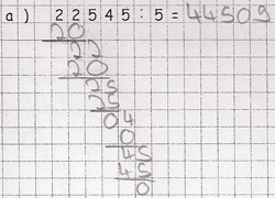 Schülerdokument: Schriftliche Rechnung der Aufgabe „22545 geteilt durch 5“. Unter der Aufgabe stellengerecht versetzt: „20“, „22“, „20“, „25“, „25“, „04“, „0“, „45“, „45“, „0“. Ergebnis: „44509“.