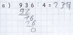 Schülerdokument: Schriftliche Rechnung der Aufgabe „936 geteilt durch 4“. Unter der Aufgabe stellengerecht versetzt: „92“, „16“, „16“, „0“. Ergebnis: „234“.
