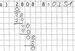 Schülerdokument: Schriftliche Rechnung der Aufgabe „2808 geteilt durch 8“. Unter der Aufgabe stellengerecht versetzt: „0“, „28“, „24“, „40“, „40“, „08“, „8“, „0“. Ergebnis: „0351“.