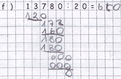 Schülerdokument: Schriftliche Rechnung der Aufgabe „13780 geteilt durch 20“. Unter der Aufgabe versetzt aber nicht stellengerecht: „120“, „172“, „160“, „180“, „180“, „000“, „000“, „0“. Ergebnis: „650“.
