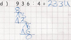 Schülerdokument: Schriftliche Rechnung der Aufgabe „936 geteilt durch 4“. Unter der Aufgabe stellengerecht versetzt: „8“, „13“, „12“, „16“, „16“, „0“. Ergebnis: „2334“.