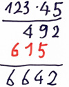 Schriftliche Rechnung: „123 mal 45“. Darunter: „492“, um eine Stelle nach links versetzt: „615“. Ergebnis: „6642“.
